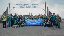 Kolaborasi bersama antara Deep Ocean dan komunitas Radio Relawan Depok (RRD), serta komunitas lingkungan lainnya melaksanakan aksi bersih pantai di Pesisir Pantai Tanjung Pasir, Kabupaten Tangerang. (Sumber foto: Dokumentasi Istimewa)