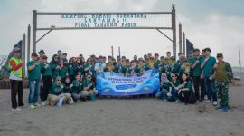 Kolaborasi bersama antara Deep Ocean dan komunitas Radio Relawan Depok (RRD), serta komunitas lingkungan lainnya melaksanakan aksi bersih pantai di Pesisir Pantai Tanjung Pasir, Kabupaten Tangerang. (Sumber foto: Dokumentasi Istimewa)
