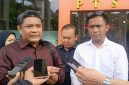 Kuasa Hukum Andi Tatang Supriyadi (kiri) bersama Mantan Ketua Kadin Kota Depok Miftah Sunandar (kanan, baju putih) saat memberikan keterangan kepada awak media. (Sumber foto: Siaran Depok/Malik Sihite)