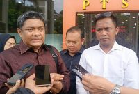 Kuasa Hukum Andi Tatang Supriyadi (kiri) bersama Mantan Ketua Kadin Kota Depok Miftah Sunandar (kanan, baju putih) saat memberikan keterangan kepada awak media. (Sumber foto: Siaran Depok/Malik Sihite)