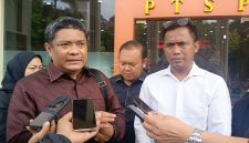 Kuasa Hukum Andi Tatang Supriyadi (kiri) bersama Mantan Ketua Kadin Kota Depok Miftah Sunandar (kanan, baju putih) saat memberikan keterangan kepada awak media. (Sumber foto: Siaran Depok/Malik Sihite)