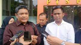Kuasa Hukum Andi Tatang Supriyadi (kiri) bersama Mantan Ketua Kadin Kota Depok Miftah Sunandar (kanan, baju putih) saat memberikan keterangan kepada awak media. (Sumber foto: Siaran Depok/Malik Sihite)