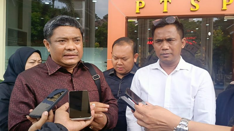 Kuasa Hukum Andi Tatang Supriyadi (kiri) bersama Mantan Ketua Kadin Kota Depok Miftah Sunandar (kanan, baju putih) saat memberikan keterangan kepada awak media. (Sumber foto: Siaran Depok/Malik Sihite)