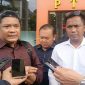 Kuasa Hukum Andi Tatang Supriyadi (kiri) bersama Mantan Ketua Kadin Kota Depok Miftah Sunandar (kanan, baju putih) saat memberikan keterangan kepada awak media. (Sumber foto: Siaran Depok/Malik Sihite)