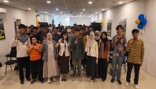 Calon lulusan CCIT-FTUI berfoto bersama setelah mengikuti sesi kuliah umum pada Rabu (30/9/2026). (Sumber foto: Dokumentasi CCIT-FTUI)