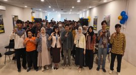 Calon lulusan CCIT-FTUI berfoto bersama setelah mengikuti sesi kuliah umum pada Rabu (30/9/2026). (Sumber foto: Dokumentasi CCIT-FTUI)