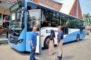 Beberapa warga tengah mengantre untuk dapat menaiki bus Transjakarta di  Terminal Sawangan. (Sumber foto: Jurnal Depok)
