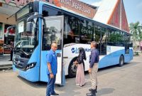 Beberapa warga tengah mengantre untuk dapat menaiki bus Transjakarta di  Terminal Sawangan. (Sumber foto: Jurnal Depok)