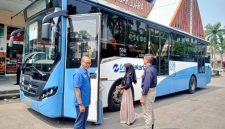 Beberapa warga tengah mengantre untuk dapat menaiki bus Transjakarta di Terminal Sawangan. (Sumber foto: Jurnal Depok)