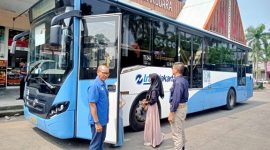 Beberapa warga tengah mengantre untuk dapat menaiki bus Transjakarta di  Terminal Sawangan. (Sumber foto: Jurnal Depok)