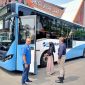 Beberapa warga tengah mengantre untuk dapat menaiki bus Transjakarta di  Terminal Sawangan. (Sumber foto: Jurnal Depok)