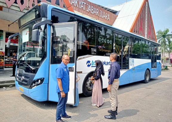 Beberapa warga tengah mengantre untuk dapat menaiki bus Transjakarta di  Terminal Sawangan. (Sumber foto: Jurnal Depok)