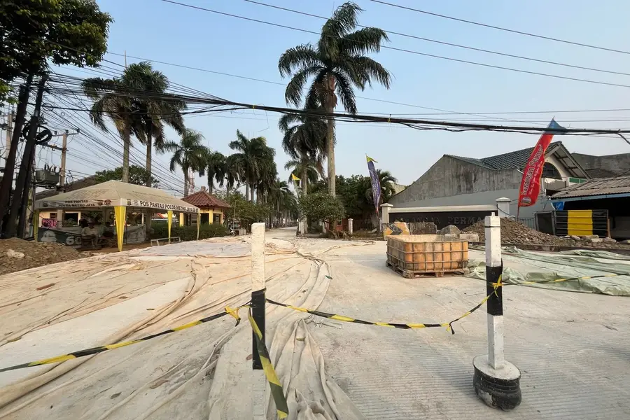 Progres pembangunan Jalan Raya Sawangan Permai yang menunjukkan kemajuan signifikan. (Sumber foto: Diskominfo Depok)