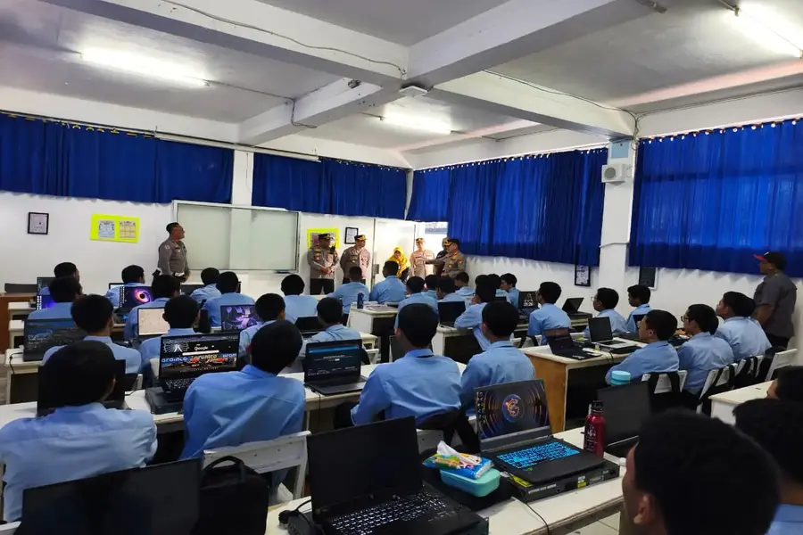Jajaran Polres Metro Depok yang dipimpin Kombes Pol Christian Rony Putra saat menyambangi lokasi sekolah. (Foto: Dok. Narasumber)