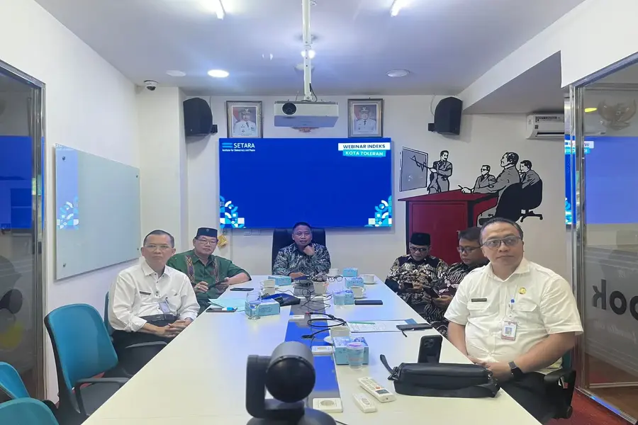 Bertempat di Ruang DeCOR lantai 5 Balai Kota, Wali Kota Depok, Supian Suri hadir sebagai pembicara dalam webinar Indeks Kota Toleran yang diselenggarakan Setara Institute pada Rabu (02/09/26). (Foto: Diskominfo Depok)