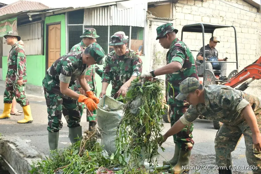 Kodim 0508/Depok menggelar kegiatan Karya Bakti TNI dengan membersihkan kawasan Pasar Kemiri di Kelurahan Kemiri Muka, Beji, pada Jumat (18/09/26). (Foto: Dokumentasi Kodim Depok)