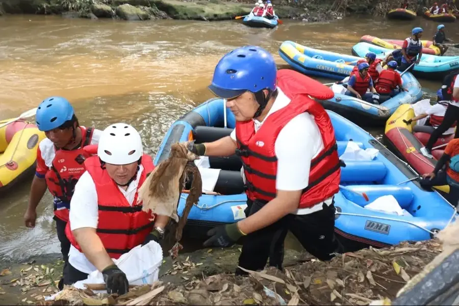 Wakil Wali Kota Depok, Chandra Rahmansyah, turun langsung membersihkan area bantaran Sungai Ciliwung dalam rangka memperingati Hari Sungai Sedunia 2026 pada Minggu (27/9/2026). (Foto: Dokpim Depok)