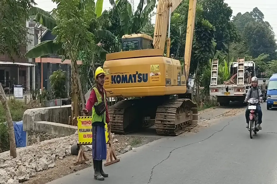 Proses rekonstruksi Jalan Raya Cipayung-Pitara yang dilakukan oleh Dinas Pekerjaan Umum dan Penataan Ruang. (Sumber foto: Dokumentasi DPUPR)