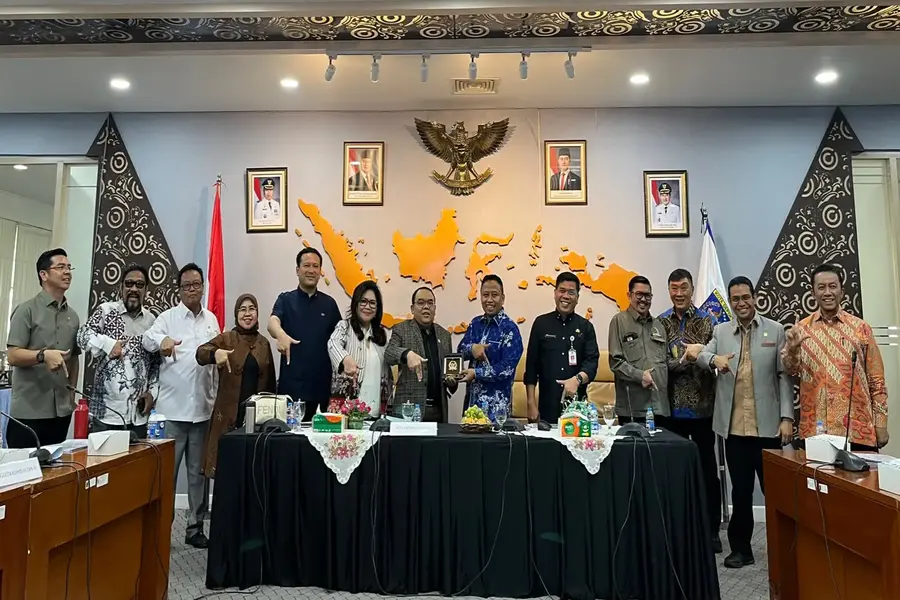 Momen kebersamaan Wali Kota Depok, Supian Suri, dengan pimpinan serta anggota Komisi VII DPR RI pascakunjungan kerja di Aula Edelweis Lantai 5 Balai Kota, Kamis (10/09/26). (Dok. Diskominfo Depok)