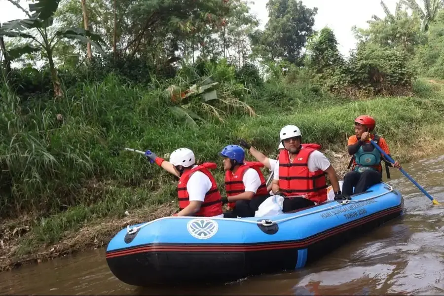 Peringatan Hari Sungai Sedunia pada Minggu (27/09/2026) diwarnai dengan kegiatan menyusuri Sungai Ciliwung oleh Wakil Menteri Lingkungan Hidup, Diaz Faisal Malik Hendropriyono bersama Wakil Wali Kota Depok, Chandra Rahmansyah. (Foto: Dokpim Depok)
