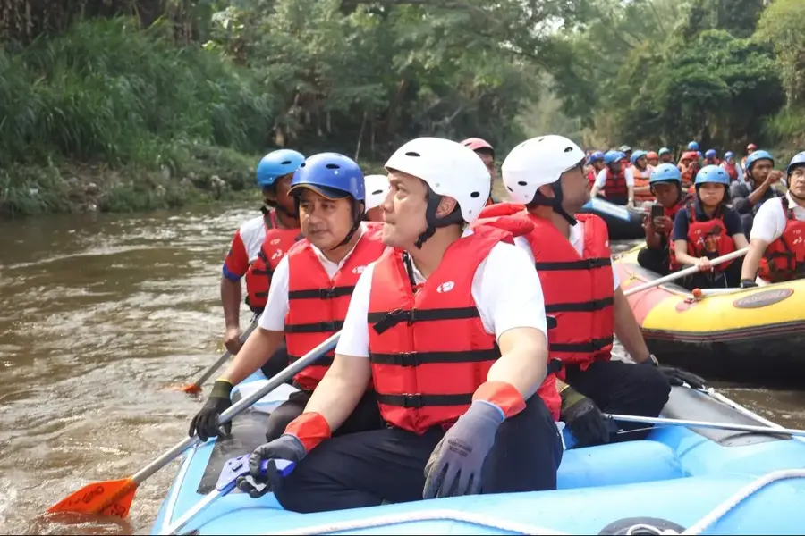 Menyambut Hari Sungai Sedunia pada Minggu (27/9/2026), Wakil Menteri Lingkungan Hidup Diaz Faisal Malik Hendropriyono melakukan penelusuran Sungai Ciliwung didampingi Wakil Wali Kota Depok, Chandra Rahmansyah. (Foto: Dokpim Depok)