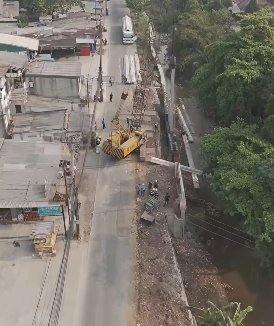Proyek rekonstruksi dan perluasan Jalan Raya Cipayung tengah berlangsung untuk ruas Jembatan Serong sampai Jalan H. Muhidin. (Dok. DPUPR)