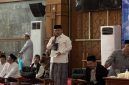 Wali Kota Depok, Supian Suri memberikan sambutan sekaligus memohon doa kepada warga Depok pada agenda Ngaji Hikam Volume 9 yang diselenggarakan di Masjid Baitul Kamal, Balai Kota Depok pada Jumat (25/09/2026). (Sumber foto: Siaran Depok/AN Rafi)