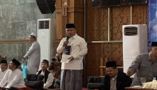 Wali Kota Depok, Supian Suri memberikan sambutan sekaligus memohon doa kepada warga Depok pada agenda Ngaji Hikam Volume 9 yang diselenggarakan di Masjid Baitul Kamal, Balai Kota Depok pada Jumat (25/09/2026). (Sumber foto: Siaran Depok/AN Rafi)