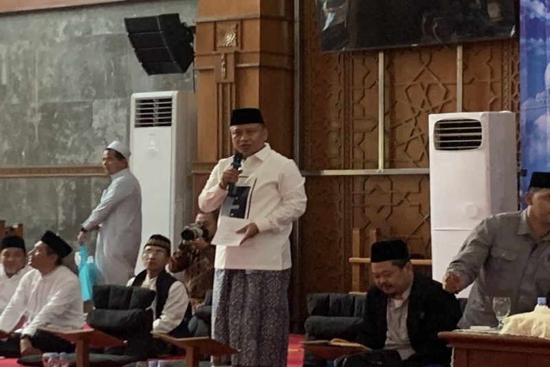Wali Kota Depok, Supian Suri memberikan sambutan sekaligus memohon doa kepada warga Depok pada agenda Ngaji Hikam Volume 9 yang diselenggarakan di Masjid Baitul Kamal, Balai Kota Depok pada Jumat (25/09/2026). (Sumber foto: Siaran Depok/AN Rafi)