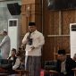 Wali Kota Depok, Supian Suri memberikan sambutan sekaligus memohon doa kepada warga Depok pada agenda Ngaji Hikam Volume 9 yang diselenggarakan di Masjid Baitul Kamal, Balai Kota Depok pada Jumat (25/09/2026). (Sumber foto: Siaran Depok/AN Rafi)