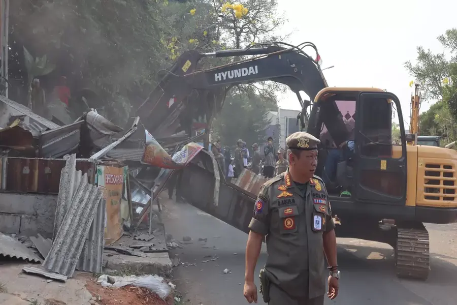 Bangunan liar di GDC ditertibkan Satpol PP Kota Depok, Kamis (17/9). (Sumber foto: Radar Depok)