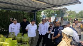 Wakil Wali Kota Depok, Chandra Rahmansyah, memantau langsung pengujian BDKT Gas LPG 3 kg di SPBE Catur Jaya Perkasa, Jalan Raya Tapos, Cimpaeun, pada Rabu (16/9/2026).
