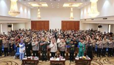 Wali Kota Depok, Supian Suri bersama Kapolres Metro Depok, Kombes Pol. Christian Rony Putra berfoto bersama pada acara Sosialisasi Pencegahan Tawuran di Lantai 10 Gedung Dibaleka 2. (Kamis, 3 September 2026). (Sumber foto: Siaran Depok/AN Rafi)