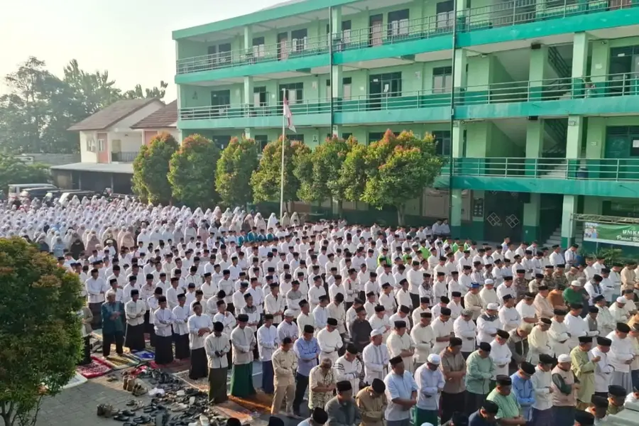 Salat istisqa tingkat Kecamatan Sawangan diselenggarakan di halaman Universitas Islam Depok, Pondok Pesantren Al Karimiyah, pada Selasa (15/09/2026). (Foto: dok. Narasumber)