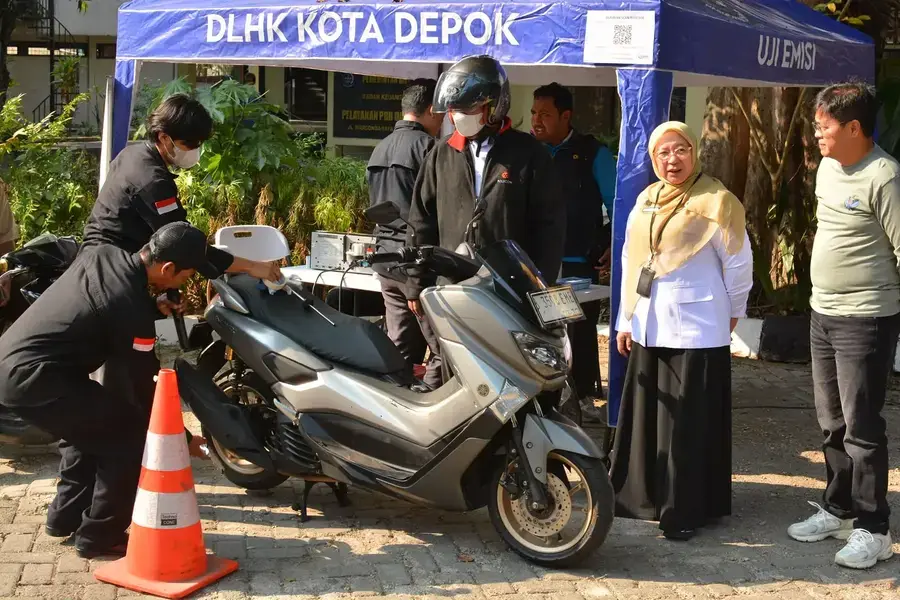 Suasana kegiatan uji emisi yang berlangsung di Halaman Kantor PBB, Balai Kota Depok pada Rabu (16/09/26). (Foto: Diskominfo Depok)