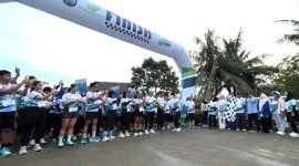Wali Kota Depok Supian Suri bersama Dirut PT Tirta Asasta M. Olik Abdul Holik saat membuka ajang Asasta Fun Run 2025. (Dok. PT Tirta Asasta)