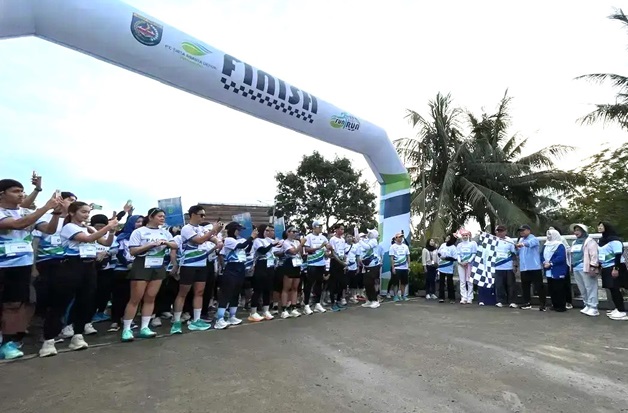 Wali Kota Depok Supian Suri bersama Dirut PT Tirta Asasta M. Olik Abdul Holik saat membuka ajang Asasta Fun Run 2025. (Dok. PT Tirta Asasta)