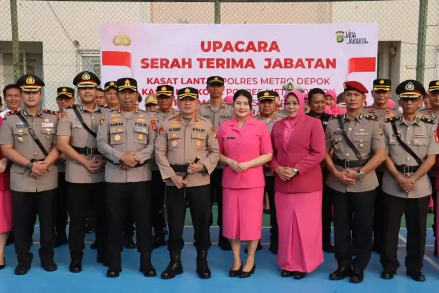 Kapolres Metro Depok, Kombes Pol Christian Rony Putra berfoto bersama dengan Pejabat Utama dan Kapolsek yang baru saja dilantik. (Sumber foto: Dokumentasi Humas Polres Metro Depok)