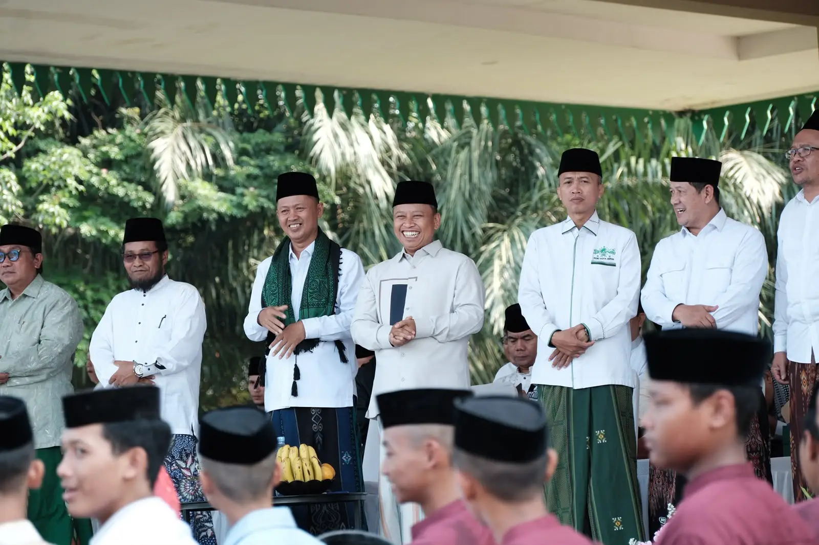 Penyambutan peserta Kirab Hari Santri Nasional 2026 di Padepokan Alun-Alun Kota Depok, Rabu (21/10/26), dihadiri langsung oleh Wali Kota Depok Supian Suri, Kepala Kantor Kemenag Dede Supriatna, serta Ketua PCNU Achmad Solechan. (Foto: Diskominfo Depok)