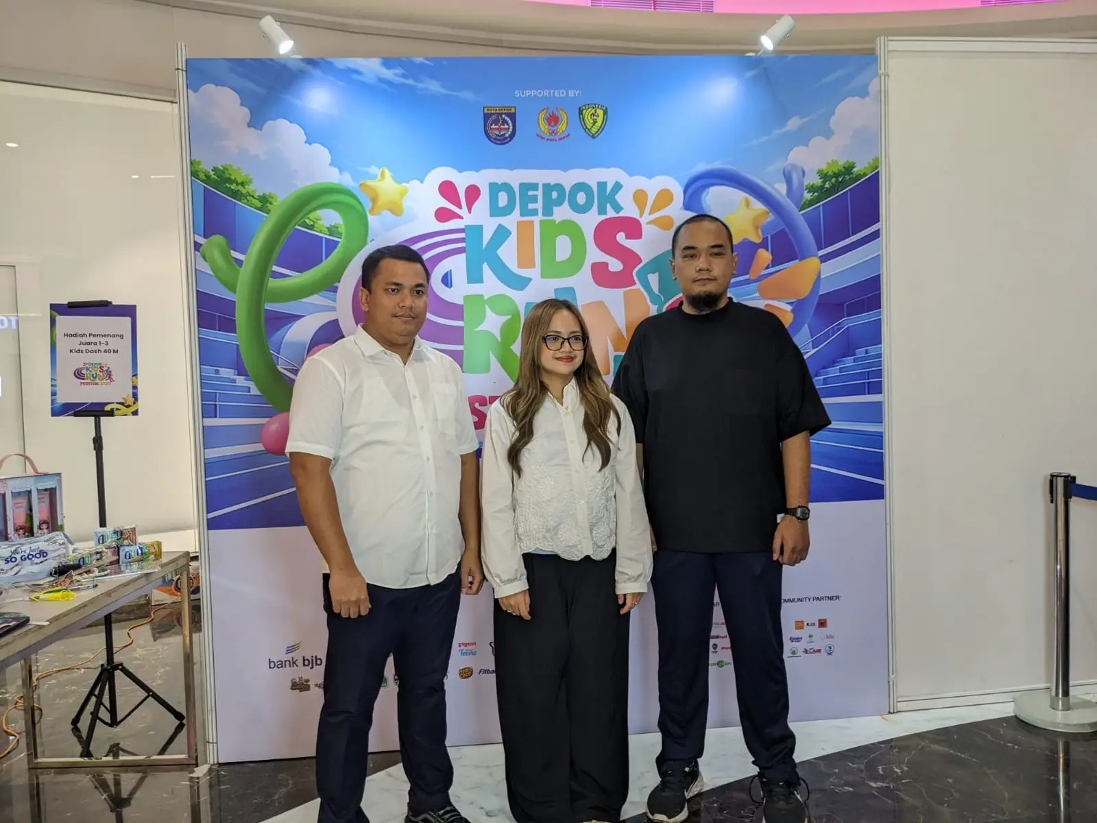 Direktur PT. Selaras Bina Prestasi, Yudha Tito Saputra , Event Manager, Nabitha Ari Pritama dan Event Director Hizburrahman Hidayat. (Foto : Dokumentasi Narasumber)