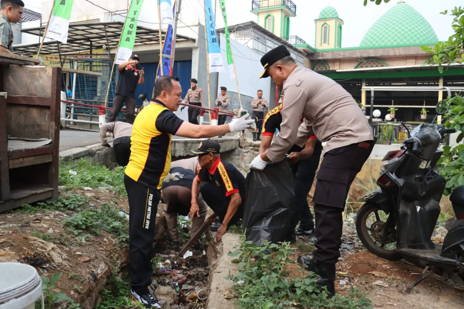 Aksi kerja bakti digelar oleh Polres Metro Depok dengan membersihkan area sekitar dan halaman Masjid At-Taqwa, Pancoran Mas, Depok, pada Jumat (16/10/26). (Foto: Humas Polres Metro Depok)