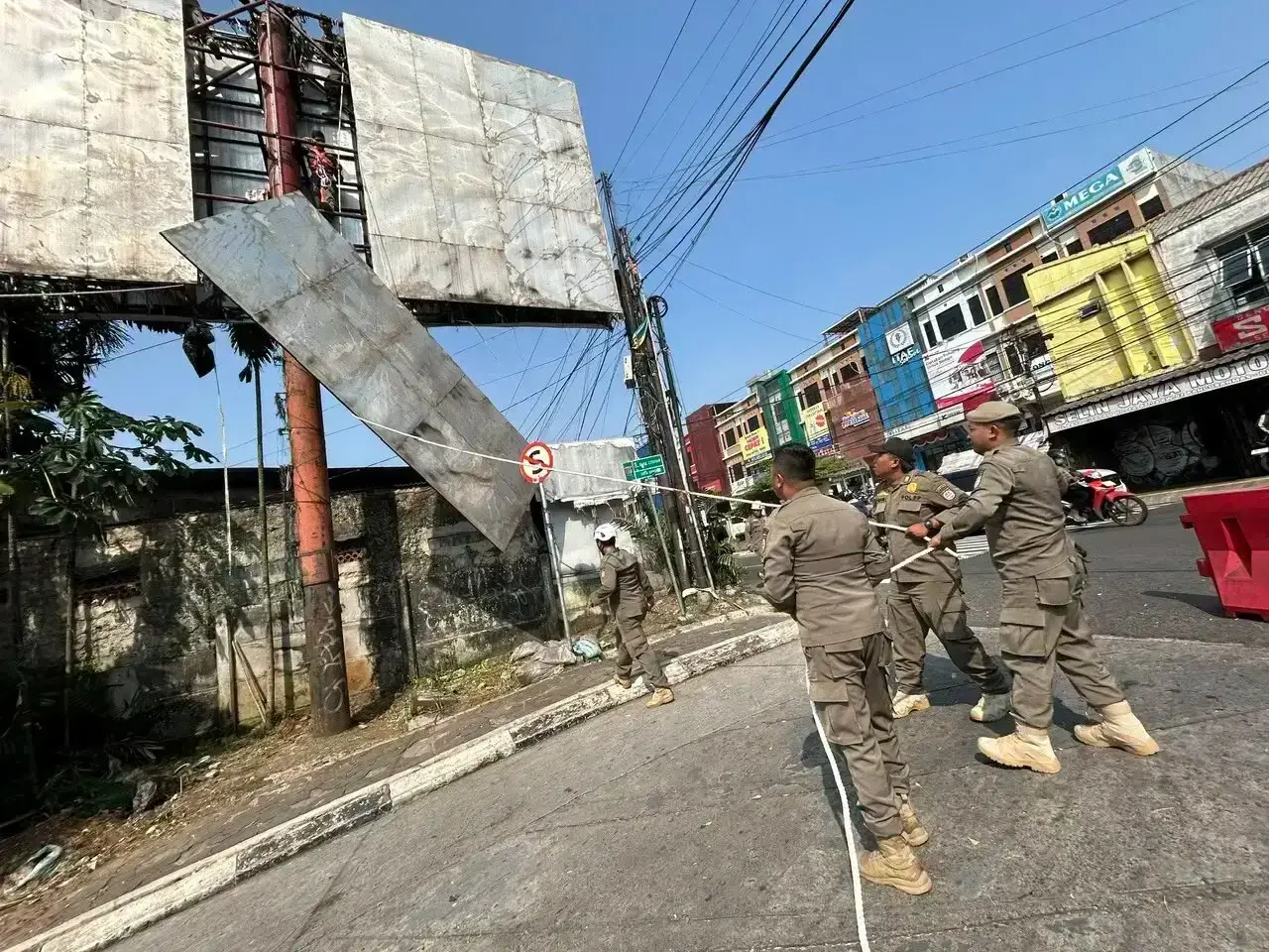 Pembongkaran papan reklame yang dilakukan oleh Satpol PP Kota Depok beberapa waktu lalu. (Sumber foto: Diskominfo Depok)