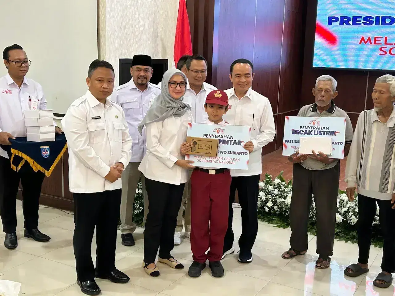 Sebanyak 120 unit becak listrik serta tablet pintar diserahkan oleh Yayasan Gerakan Solidaritas Nasional (GSN) kepada warga Depok di Aula Teratai, Balai Kota Depok, Senin (05/10/26). Bantuan tersebut berasal dari Presiden RI Prabowo Subianto. (Foto: Diskominfo Depok)