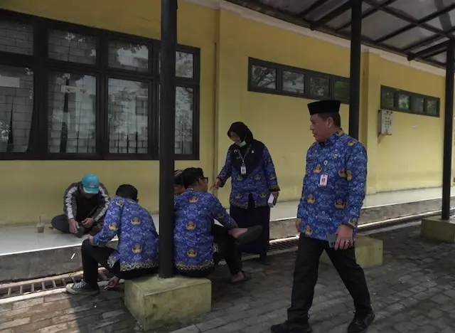 Sekretaris Daerah Kota Depok, Mangnguluang Mansur turun langsung melakukan inspeksi mendadak kawasan tanpa rokok di lingkungan Balai Kota Depok pada Kamis (01/10/26). (Sumber foto: Diskominfo Depok).