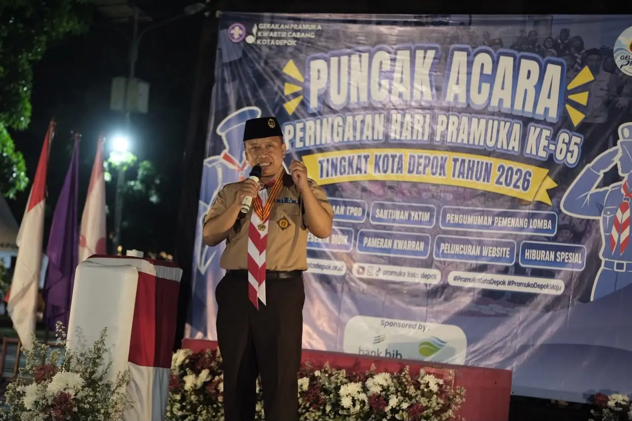 Bertempat di Alun-Alun Kota Depok pada Rabu (28/10/26), Ketua Majelis Pembimbing Cabang (Kamabicab) Gerakan Pramuka Kota Depok, Supian Suri, memberikan sambutan serta arahan dalam acara Puncak Peringatan Hari Pramuka Ke-65. (Dok. Diskominfo)