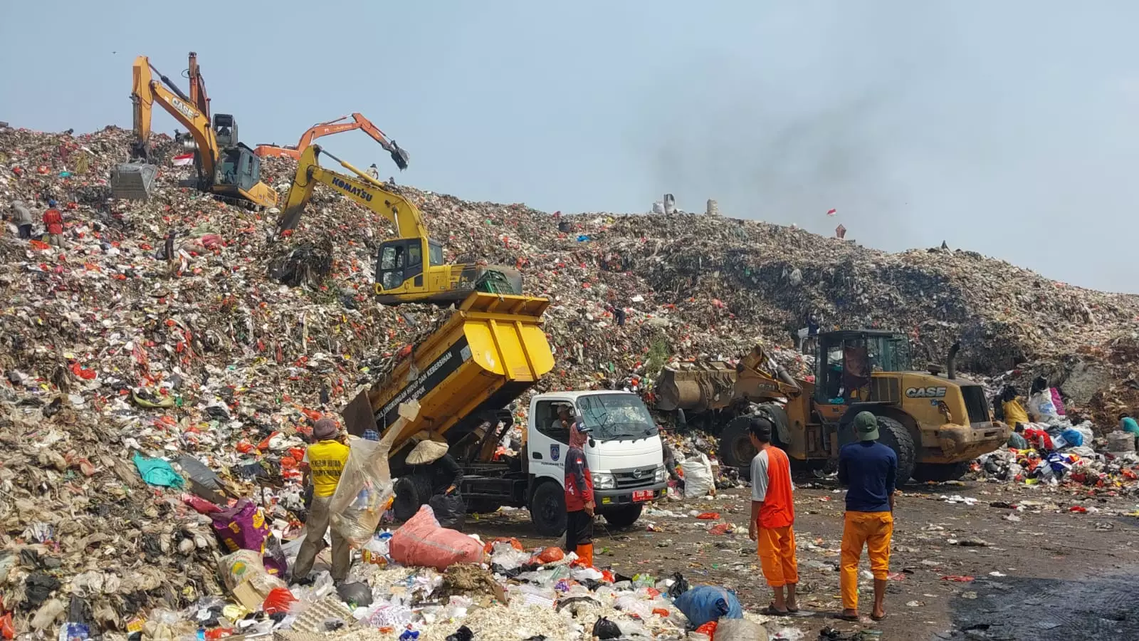 Proses pengangkutan sampah di TPA Cipayung yang dilakukan oleh DLHK Kota Depok. (Sumber foto: Diskominfo Depok)