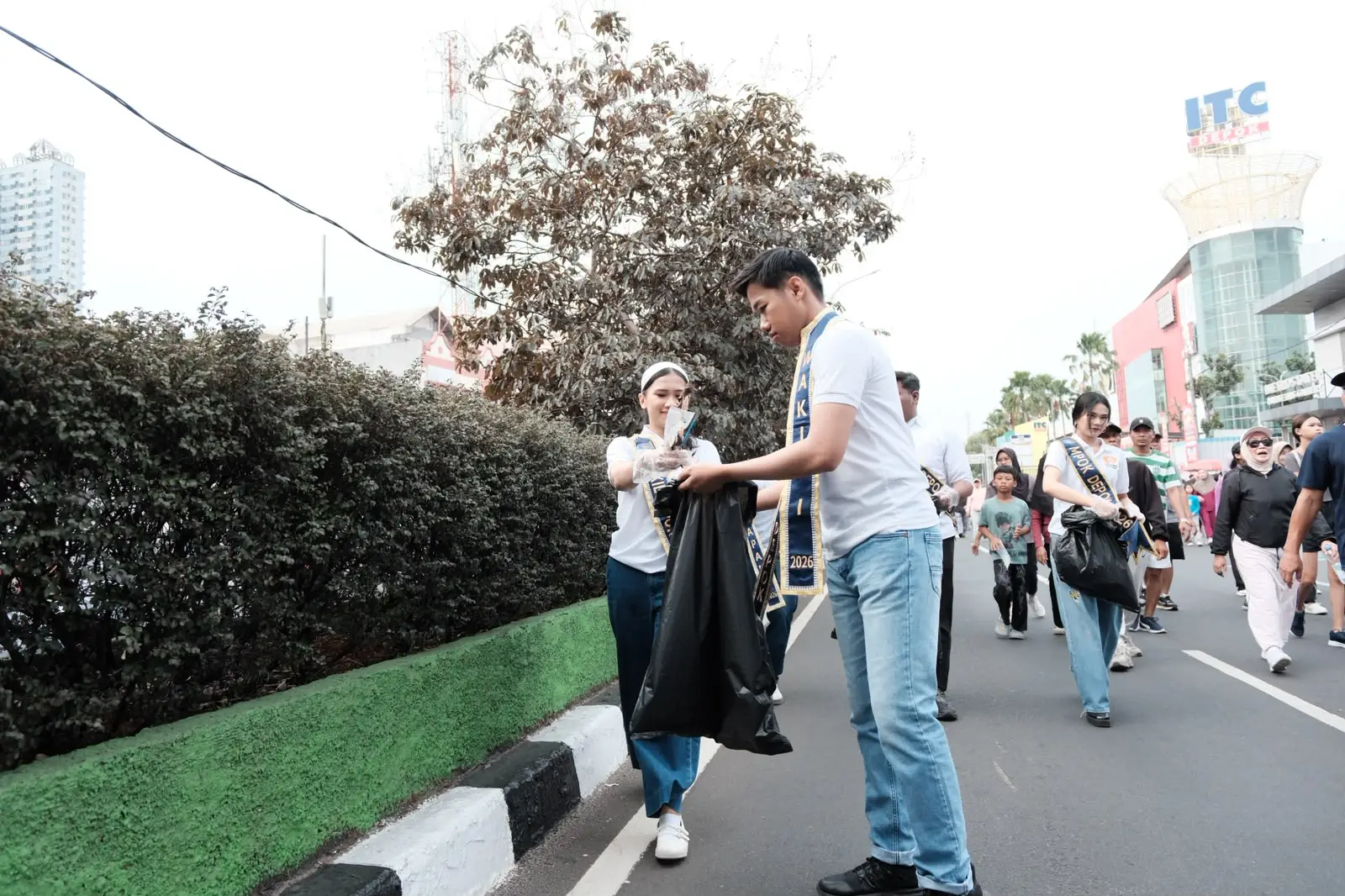 Abang Mpok Depok menggelar aksi pungut sampah saat CFD di sela-sela Kirab Parade Pemuda Depok Youth Festival 2026, Minggu (25/10/26). (Foto: Diskominfo Depok)