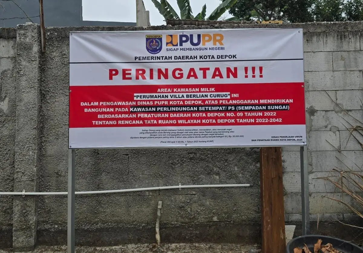 Bidang Tata Ruang DPUPR Kota Depok memasang plang peringatan di tiga lokasi yang melanggar batas sempadan situ dan sungai pada Rabu (30/09/26). (Foto: Dok. DPUPR)