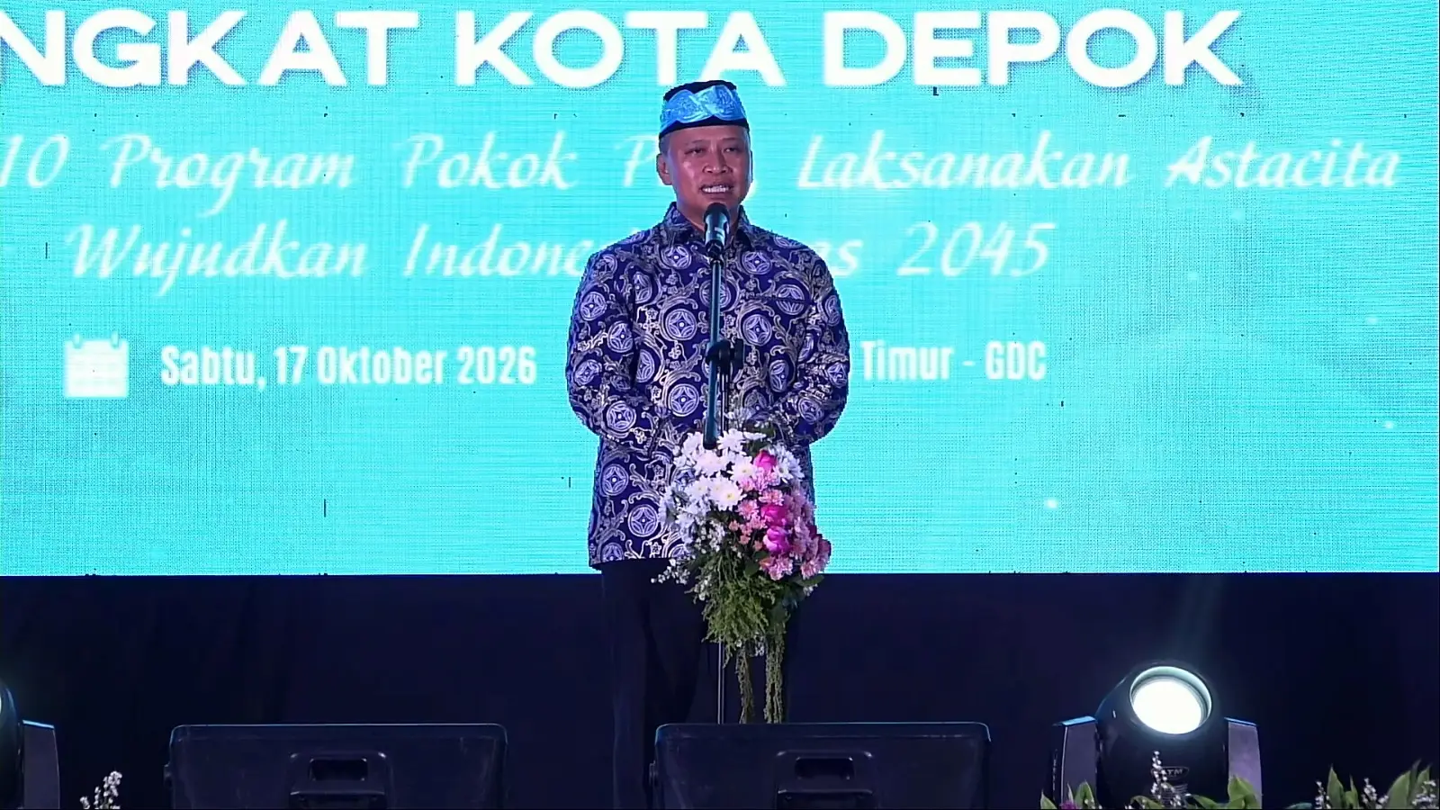 Wali Kota Depok Supian Suri menyampaikan sambutannya pada acara peringatan Hari Kesatuan Gerak (HKG) PKK ke-54 Tingkat Kota Depok yang berlangsung di Alun-alun Timur, Grand Depok City (GDC), Sabtu (17/10/26). (Sumber foto: Diskominfo Depok)