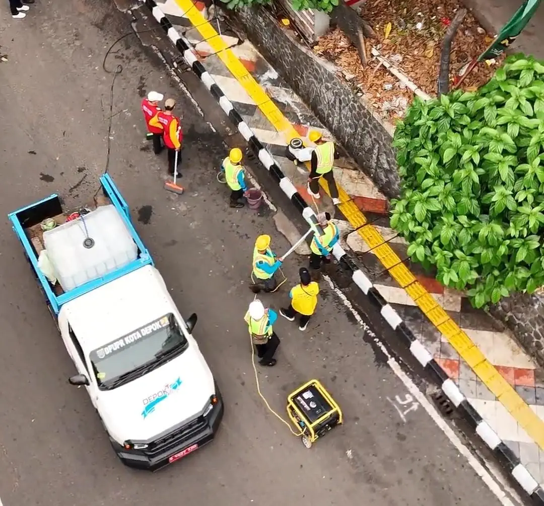 Pembersihan trotoar di Jalan Margonda dilakukan oleh petugas Dinas PUPR Kota Depok, Rabu (28/10/26). (Foto: Dok. DPUPR)